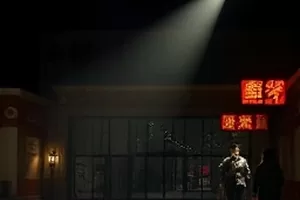 《海雾渐散》剧照，渔船归港时码头上摆开的塑料凳与渔网